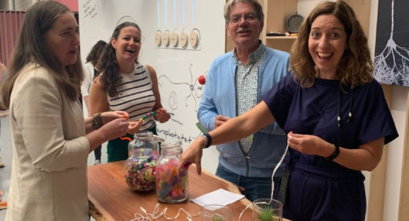 Teamleden van ons Kindcentrum O3 spelen na hoe verbindingen in de hersenen gemaakt worden. Zij waren aanwezig tijdens de 'Heel Holland leert Anders organiseren'-dag. 