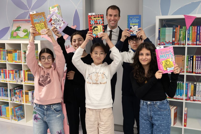 Op de foto staan vier kinderen van KC Da Vinci, samen met wethouder Hilbert Bredemeijer